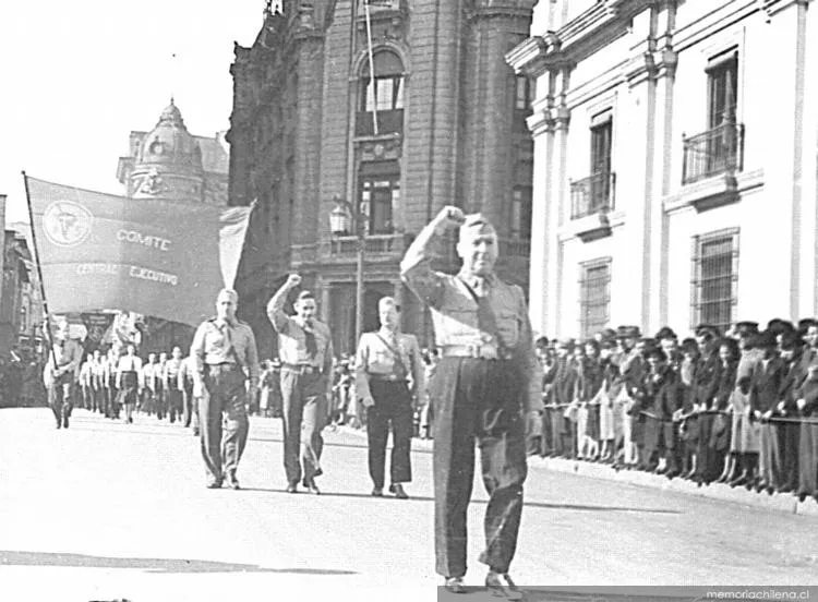 Desfile del Comité Central Ejecutivo del Partido Socialista encabezado por Marmaduke Grove, rindiendo honores al presidente Pedro Aguirre Cerda. — 1940 | Chile de Ayer