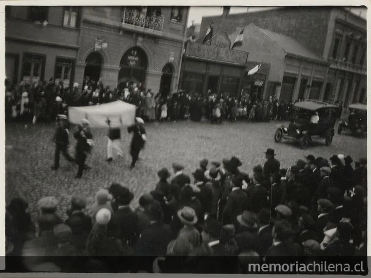 Desfile de marinos y un auto de la Cruz Roja por una calle de Punta Arenas, entre 1920 y 1940 — 1920 | Chile de Ayer