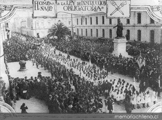 Desfile en homenaje a la Ley de Instrucción Primaria Obligatoria, 1920 — 1920 | Chile de Ayer