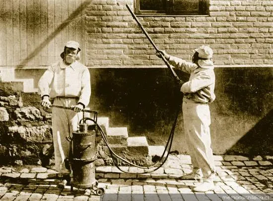 Desinfectadores trabajando, hacia 1910 — 1910 | Chile de Ayer