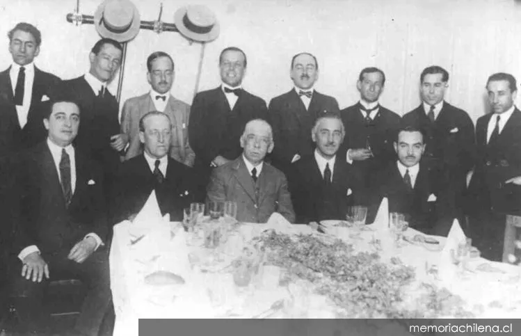 Diego Dublé Urrutia Joaquín Edwards Bello, Carlos Silva Vildósola, Julio Vicuña, Antonio Castro, Pablo Neruda, José González Vera, Armando Donoso, Pedro Prado, Eduardo Barrios, Juan Guzmán Cruchaga y Ángel Cruchaga Santa María, el 5 de diciembre de 1925 — 1925 | Chile de Ayer