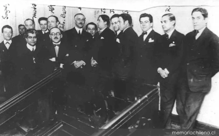 Diego Dublé Urrutia junto a Sergio Vera, Humberto Allende, Alfonso Leng, Eduardo Barrios, Joaquín Edwards Bello, Jorge Huneus, Pedro Ortiz de Zárate, Raúl Silva Castro y Hugo Silva, 14 de julio de 1925 — 1925 | Chile de Ayer