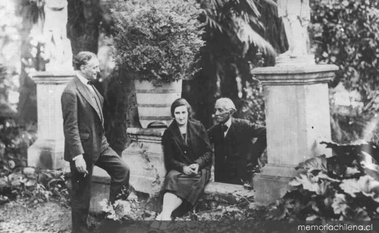 Diego Dublé Urrutia junto a su esposa Mercedes García Huidobro y el pintor Juan Francisco González, hacia 1930 — 1930 | Chile de Ayer