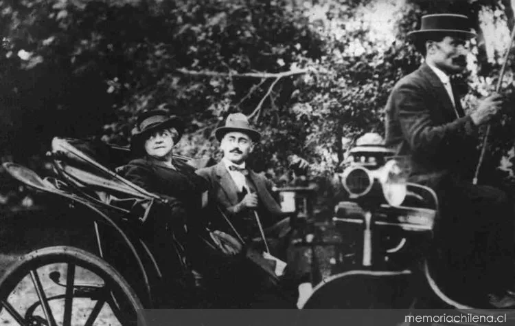 Diego Dublé Urrutia junto a su madre en Buenos Aires, 1917 — 1917 | Chile de Ayer
