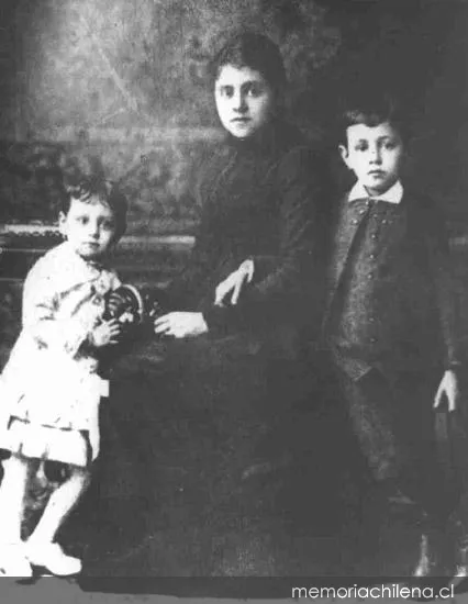 Diego Dublé Urrutia junto a su madre Teodorinda Urrutia y su hermana Aurora, hacia 1884 — 1884 | Chile de Ayer