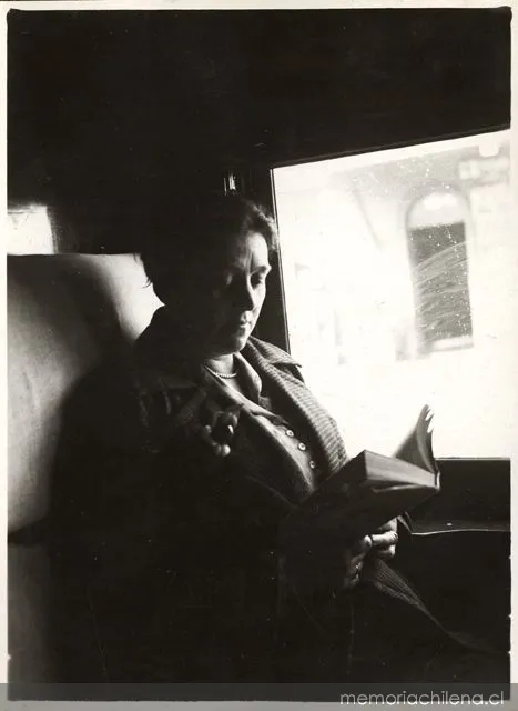 Esposa de Jesús Veiga leyendo, 1928 — 1928 | Chile de Ayer