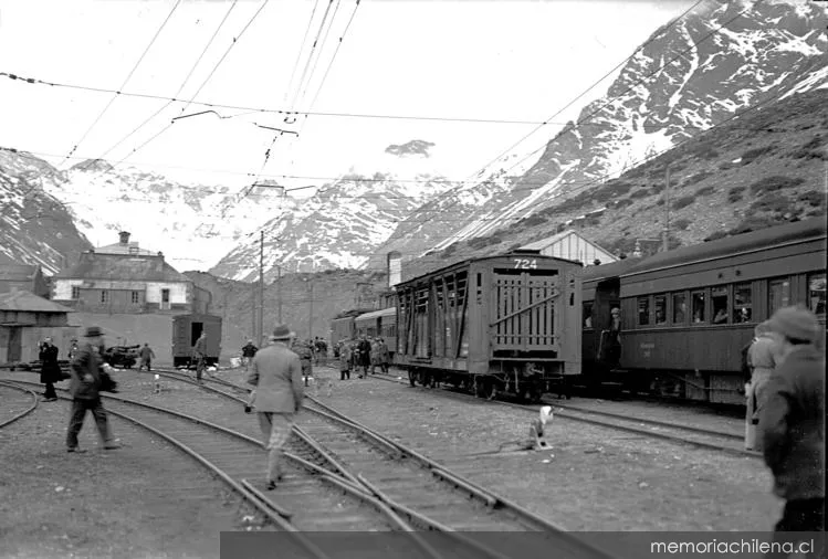 Estación del Ferrocarril Trasandino en la Cordillera de Los Andes, 1940 — 1940 | Chile de Ayer