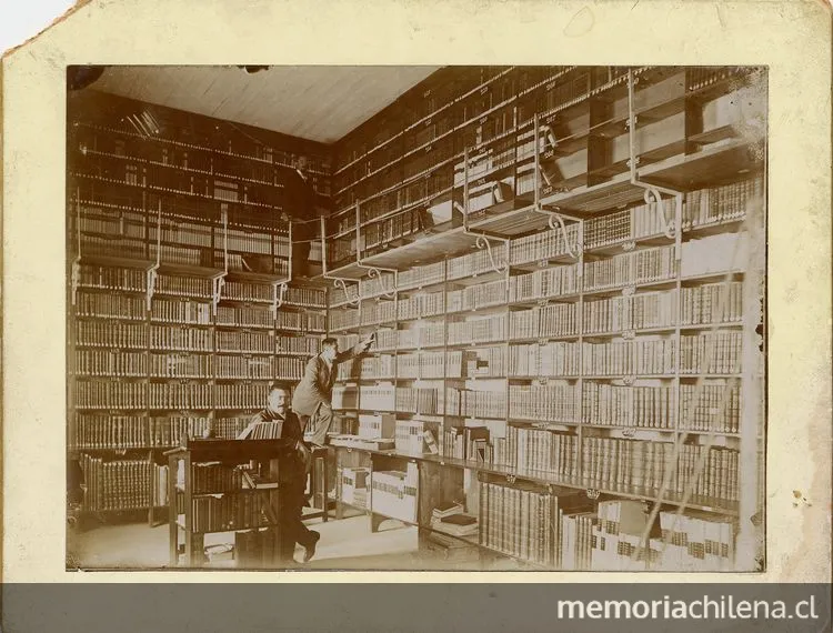Estanterías de la antigua biblioteca del Instituto Nacional, en la antigua Iglesia de San Diego — 1900 | Chile de Ayer