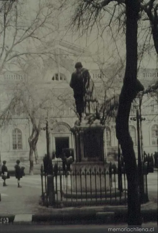Estatua de Abate Molina frente a la fachada de la Universidad de Chile, 1906 — 1906 | Chile de Ayer