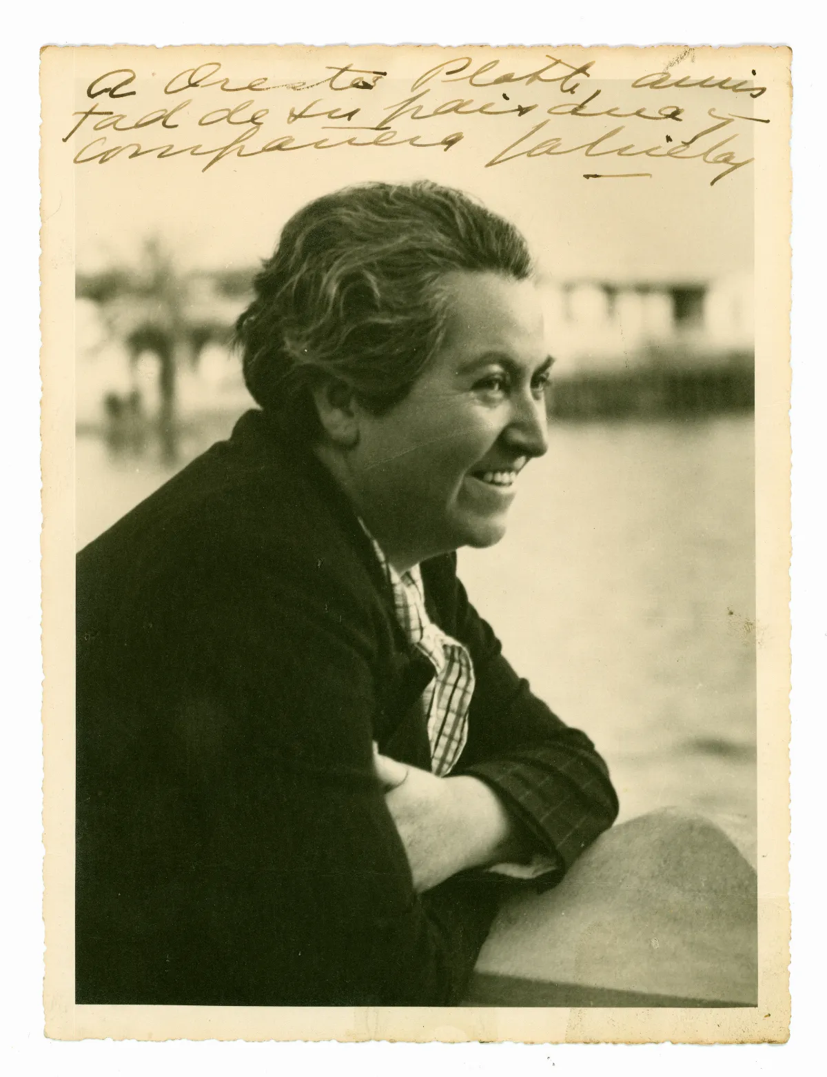Gabriela Mistral, retrato de perfil en exterior