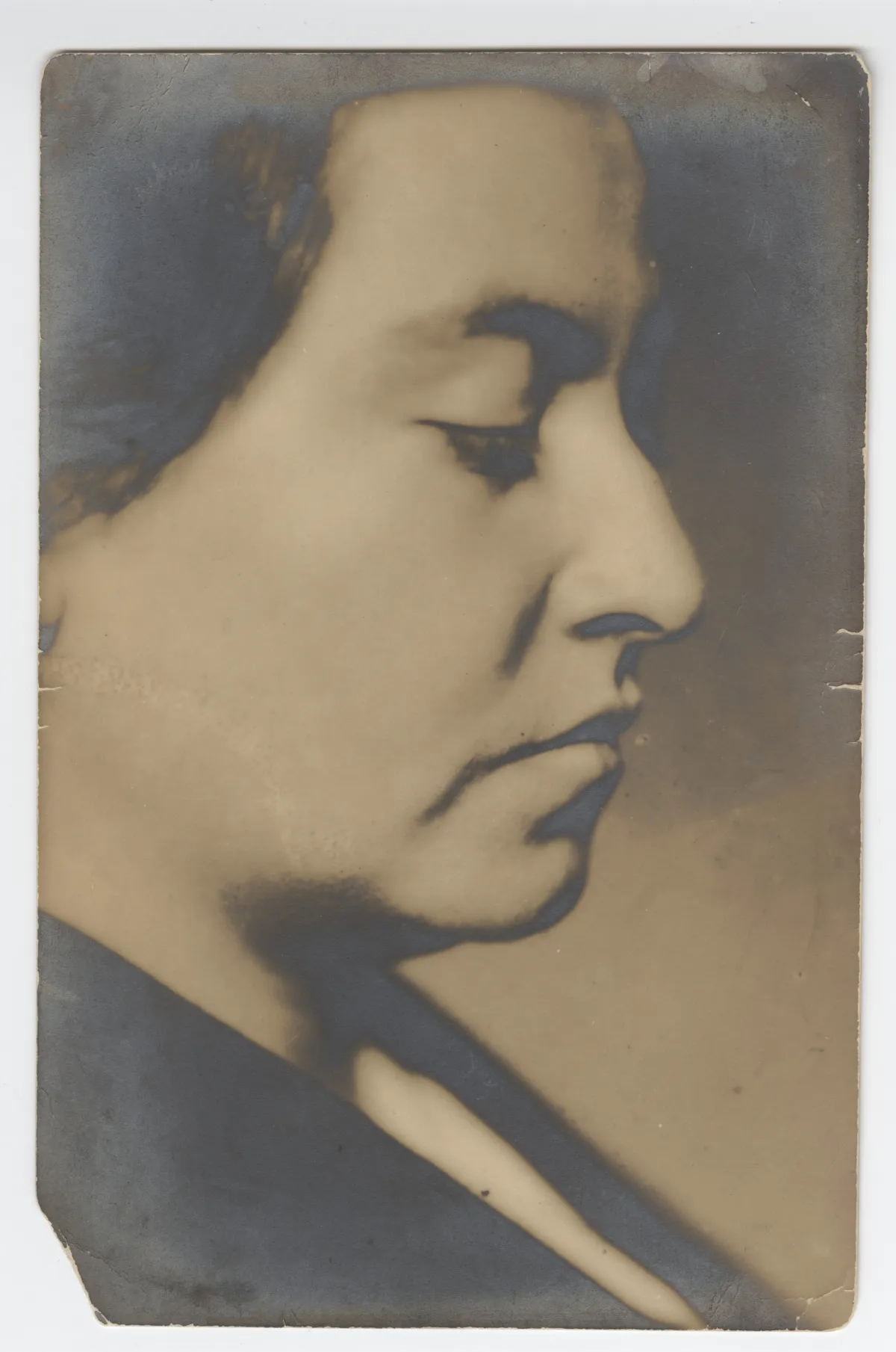 Gabriela Mistral, perfil con anotaciones graficadas — aprox. 1900 | Chile de Ayer