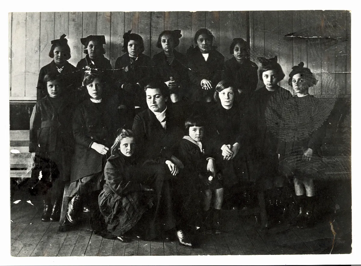 Gabriela Mistral junto a sus alumnas del Liceo de Punta Arenas, 1919. Archivo del Escritor, Colección Gabriela Mistral
