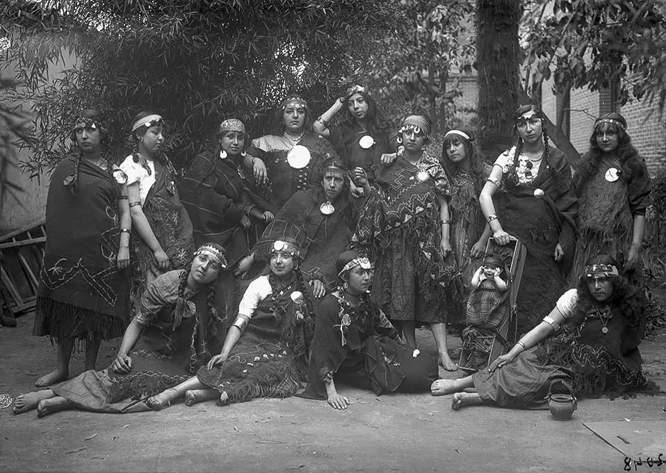 Grupo de alumnas de la Escuela Normal vestidas de mapuches, hacia 1918 — 1918 | Chile de Ayer