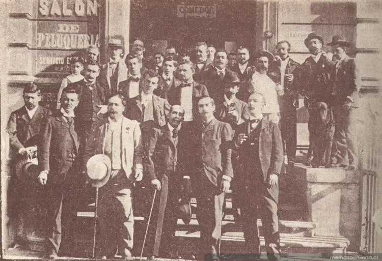 Grupo de asistentes al banquete de la Revista Instantáneas, 1901 — 1901 | Chile de Ayer