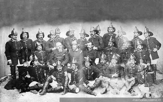 Grupo de bomberos, 1880 — 1880 | Chile de Ayer