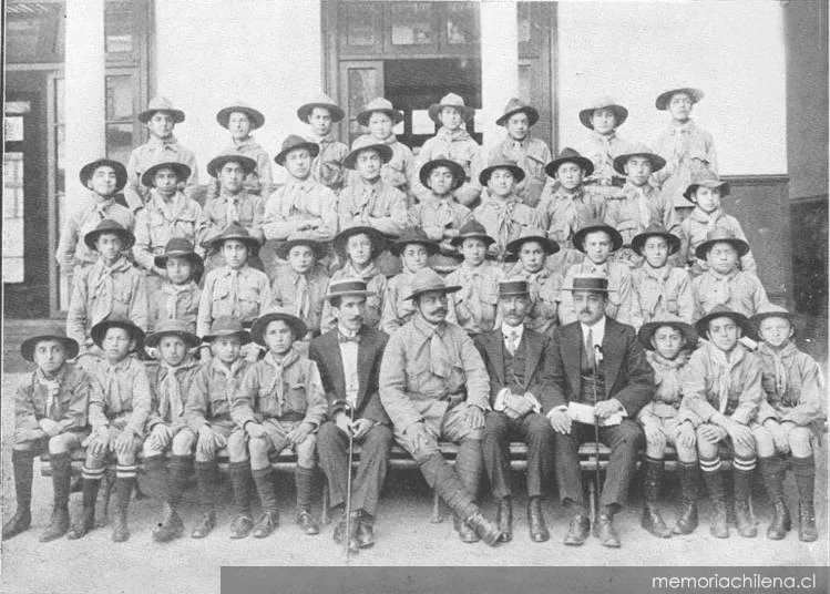 Grupo de boy scouts del Instituto Nacional, 1913 — 1913 | Chile de Ayer