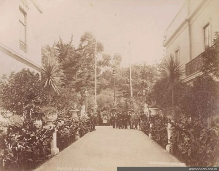Entrada principal del Parque Municipal de Valparaíso, hacia 1890 — 1890 | Chile de Ayer