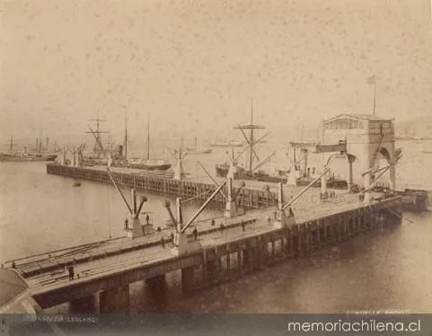 Muelle Fiscal con buque de carga, Valparaíso hacia 1890 — 1890 | Chile de Ayer