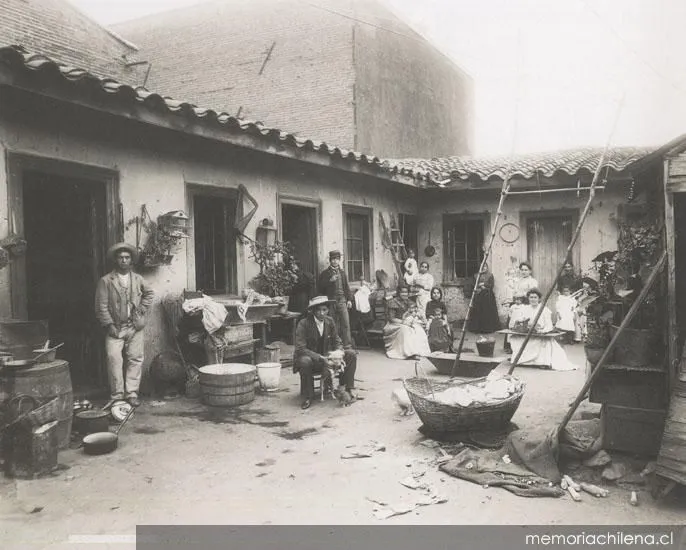 Patio de conventillo, hacia 1900 — 1900 | Chile de Ayer