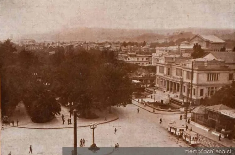 El Club Social en la plaza del balneario, hacia 1930 — 1930 | Chile de Ayer