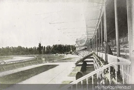 Tribunas de primera clase del Sporting Club, hacia 1913 — 1913 | Chile de Ayer