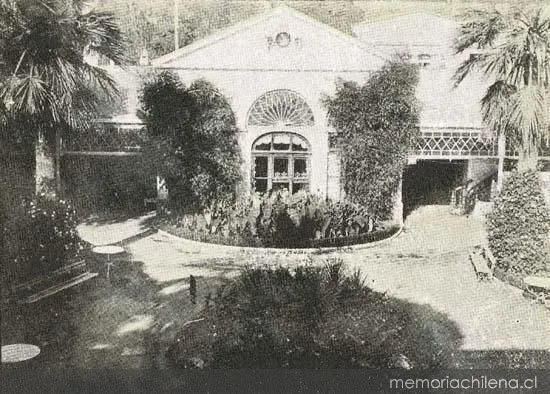 Patio del Gran Hotel, hacia 1913 — 1913 | Chile de Ayer