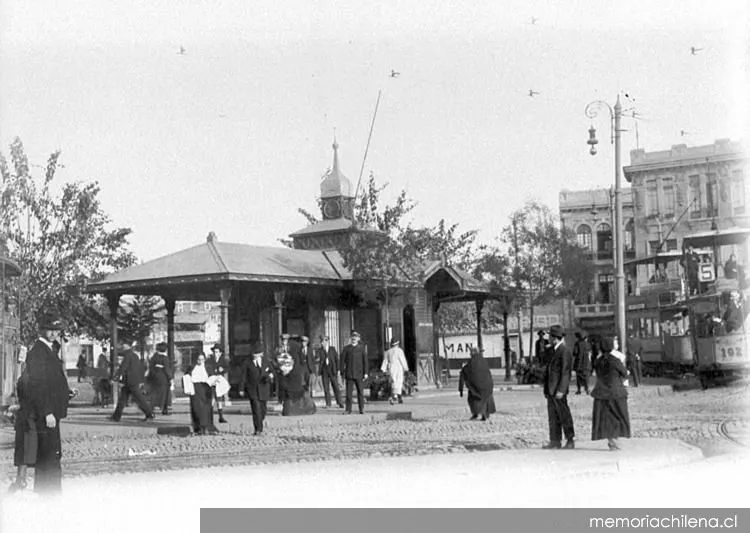 La garita de la Estación Mapocho en Santiago, hacia 1900 — 1900 | Chile de Ayer