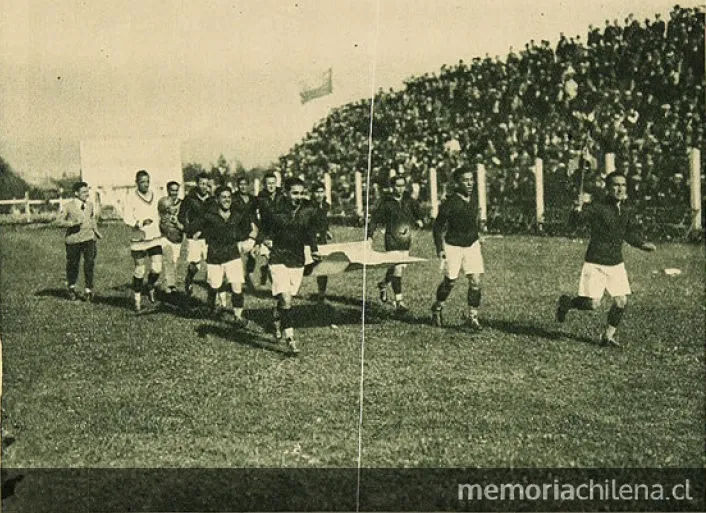 La Selección Chilena de fútbol entra a la cancha de los Campos de Sports, 1926 — 1926 | Chile de Ayer