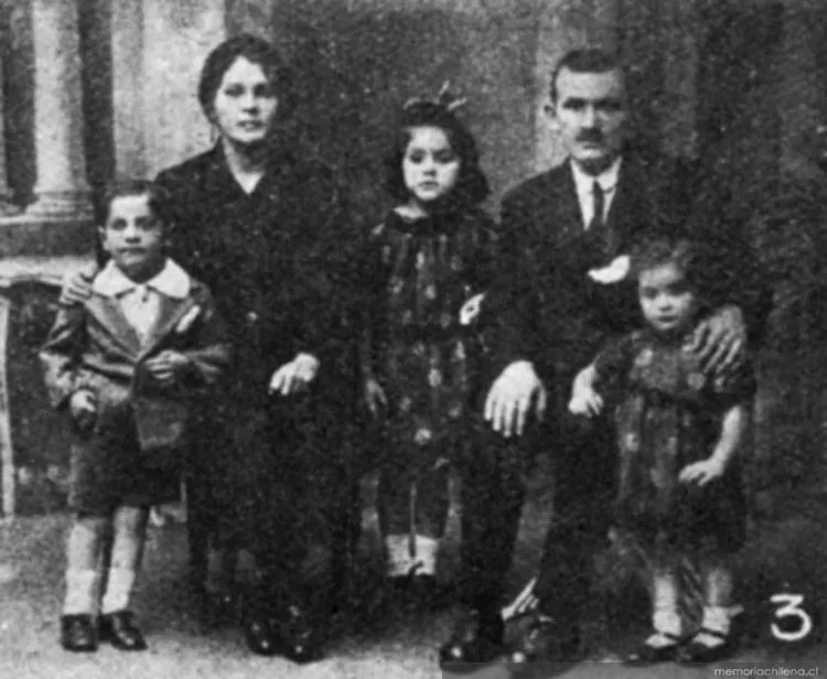 Leandro Ottone y familia en Valparaíso, 1926 — 1926 | Chile de Ayer
