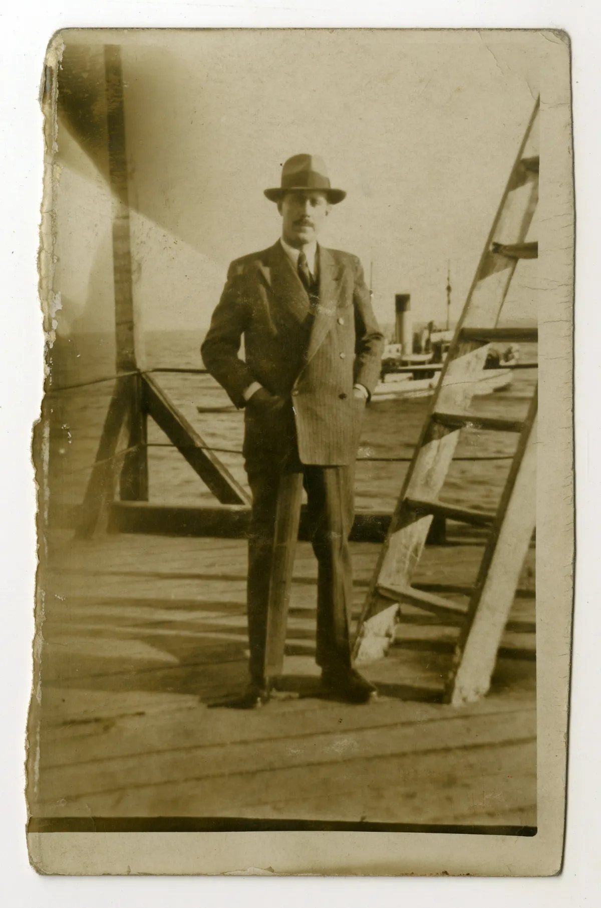 Mariano Latorre en cubierta de barco — 1936 | Chile de Ayer