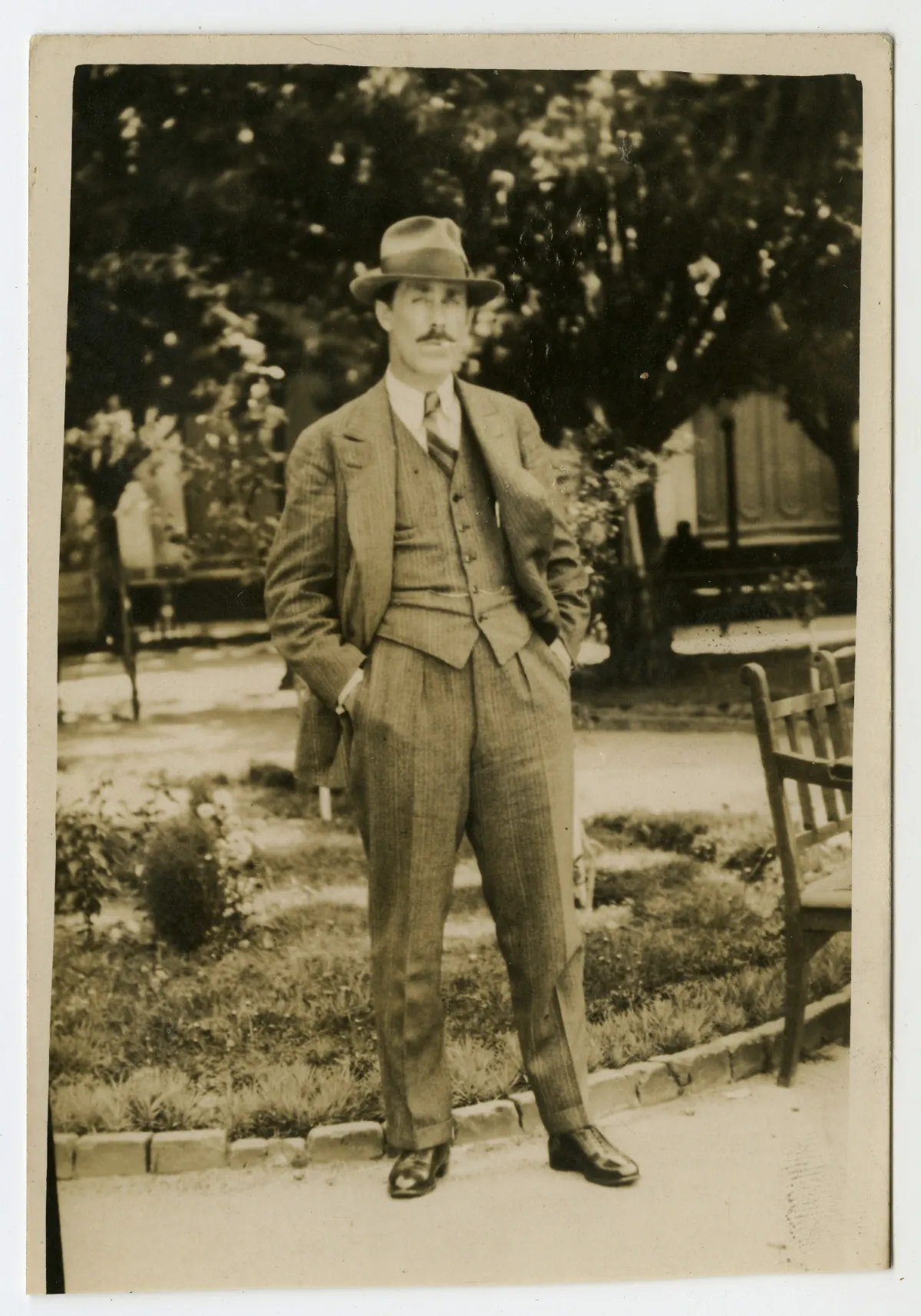Mariano Latorre en jardín — 1930 | Chile de Ayer