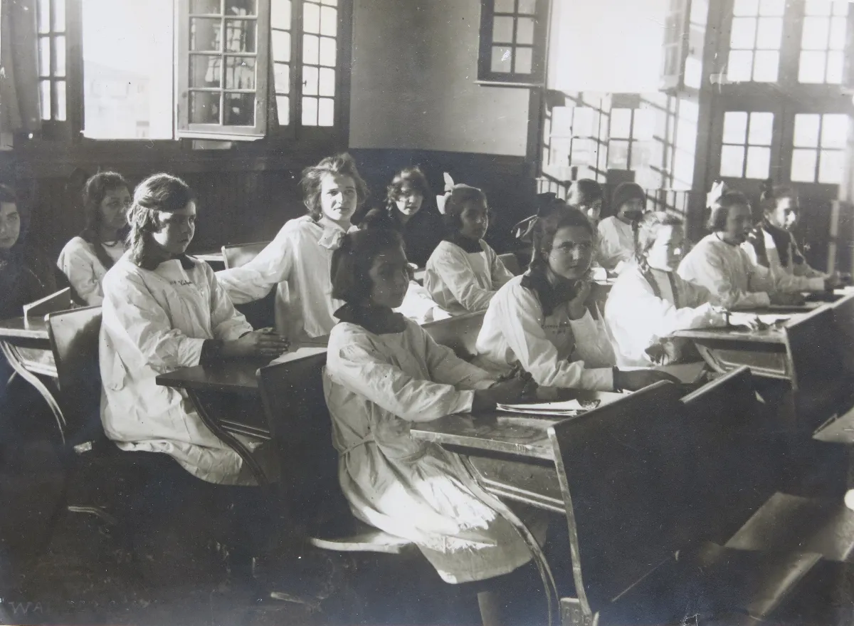 Mariquita García en el colegio, interpretada por Nena Serrano: escena de " — 1920 | Chile de Ayer