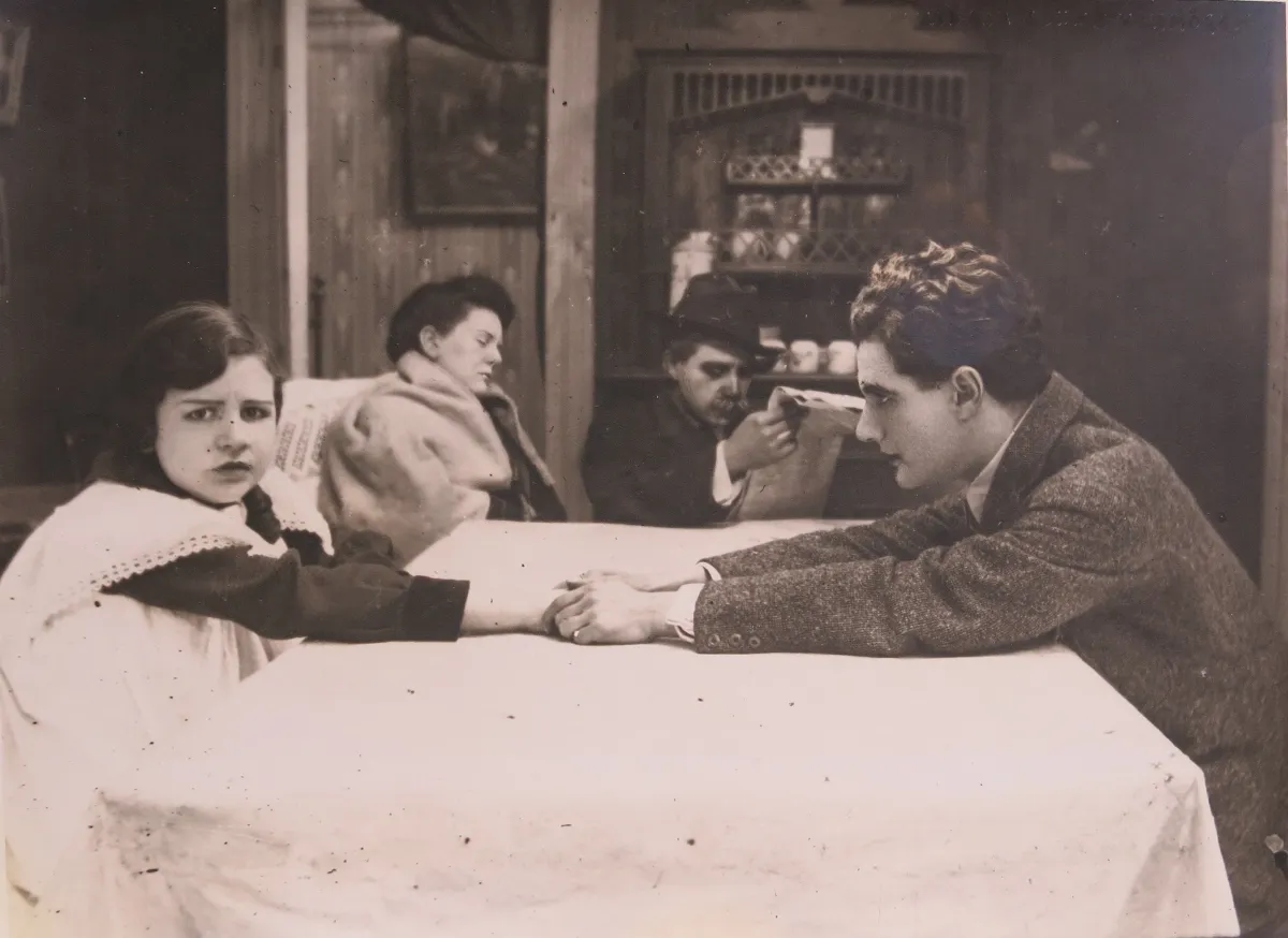 Mariquita y Goyo Correa en casa de la familia García, interpretados por Hugo Beltrán y Nena Serrano, 1920 — 1920 | Chile de Ayer