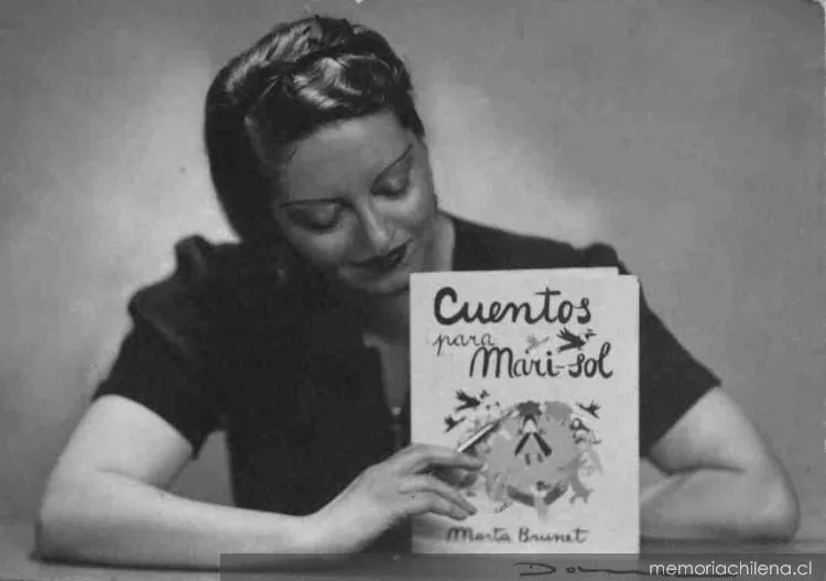 Marta Brunet presentando su libro Cuentos para Marisol, 1938 — 1938 | Chile de Ayer