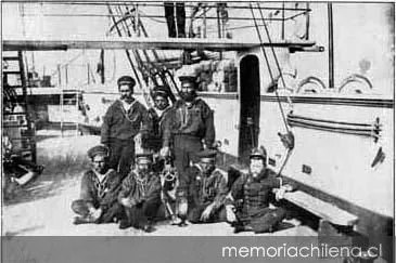 Artilleros del Cochrane antes del Combate de Angamos, 1879 — 1879 | Chile de Ayer