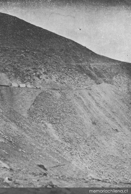 Ferrocarril de Arica a La Paz: muro y terraplén en el kilómetro 82, hacia 1910 — 1910 | Chile de Ayer