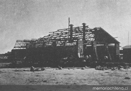 Ferrocarril de Arica a La Paz: maestranza en construcción con muro de mampostería y techumbre metálica, Estacion central hacia 1910 — 1910 | Chile de Ayer