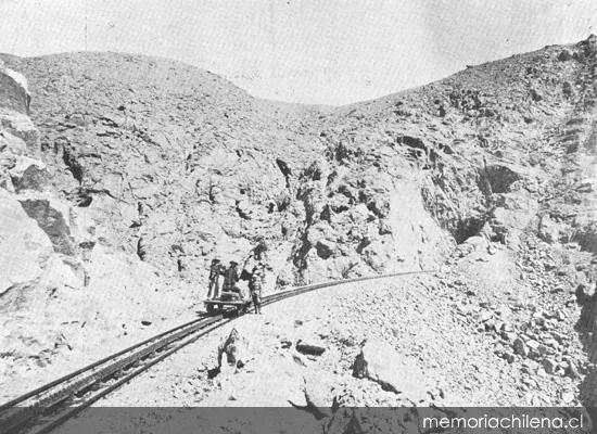 Ferrocarril de Arica a La Paz : volandra traficando en la cremallera, hacia 1910 — 1910 | Chile de Ayer
