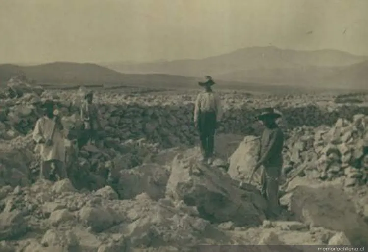 Obreros de la pampa salitrera, 1906 — 1906 | Chile de Ayer