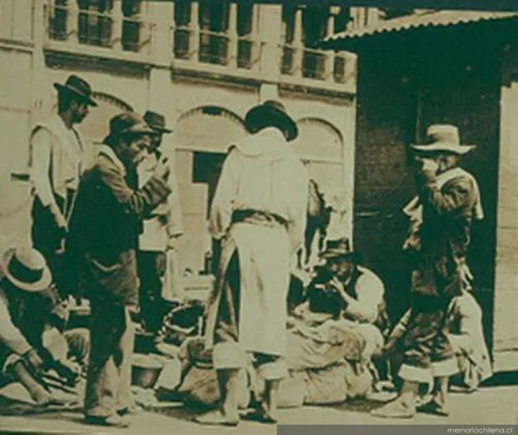 Carretoneros almorzando en la calle, Valparaíso, 1906 — 1906 | Chile de Ayer