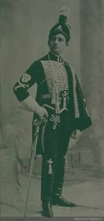 Hombre con traje de fantasía, hacia 1906 — 1906 | Chile de Ayer