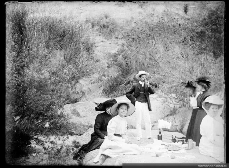 Grupo de personas en un paseo, hacia 1900 — 1900 | Chile de Ayer