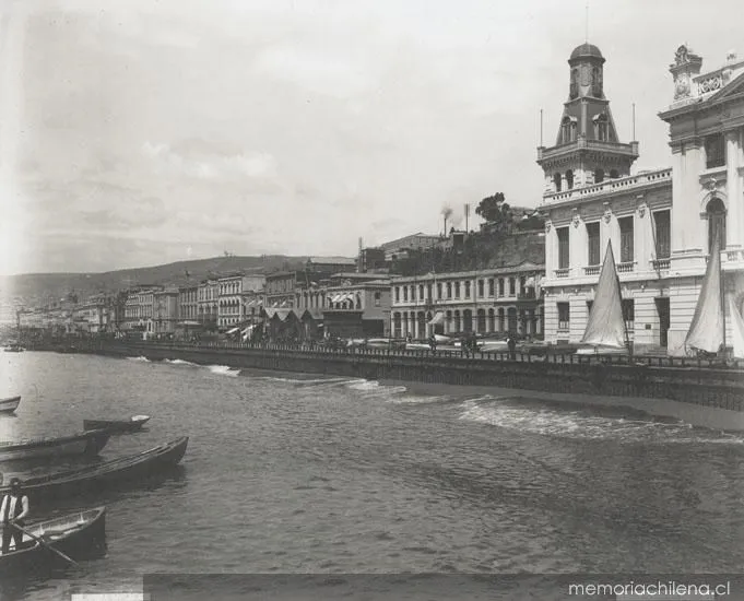 Malecón de Valparaíso y edificios aledaños, 1900 — 1900 | Chile de Ayer