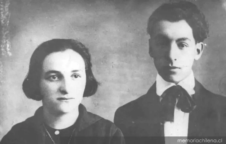 Pablo Neruda junto a su hermana, hacia 1916 — 1916 | Chile de Ayer