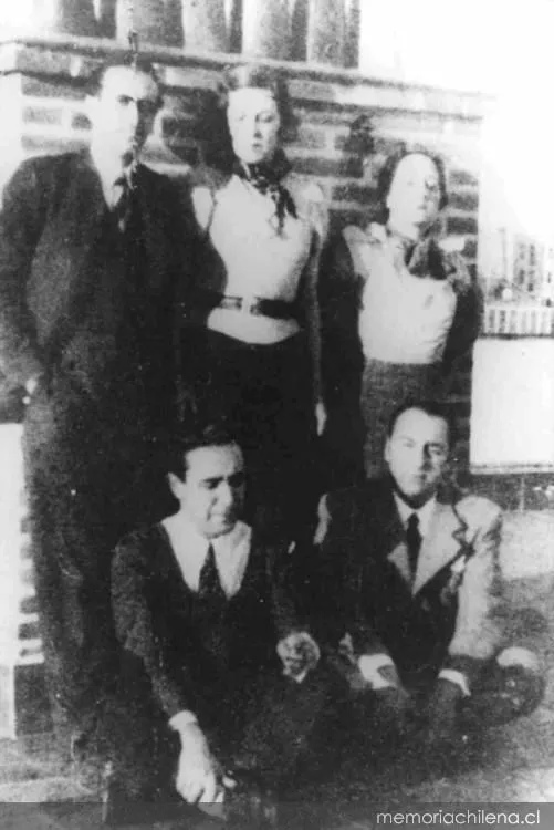 Pablo Neruda junto a Vicente Huidobro y otros escritores y amigos, hacia 1930 — 1930 | Chile de Ayer