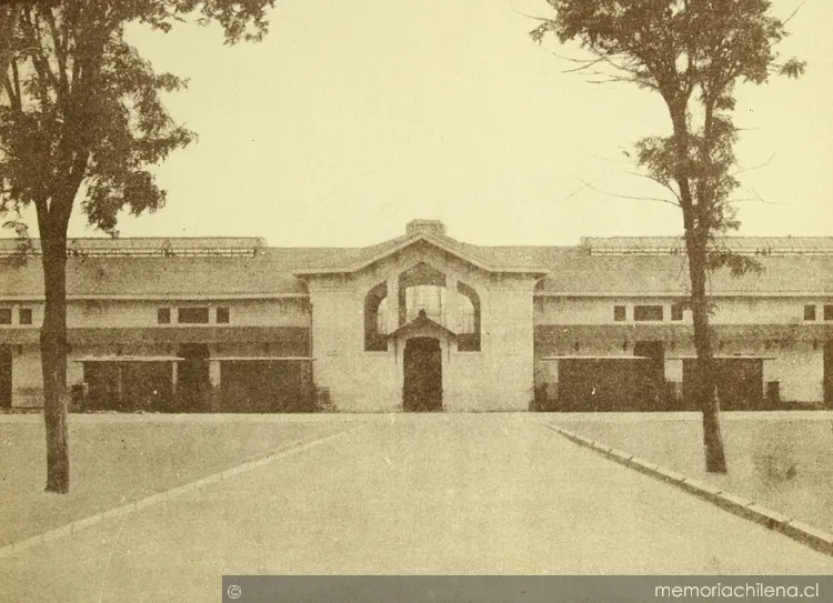 Fachada del nuevo Matadero, obra del arquitecto Hermógenes del Canto, hacia 1915 — 1915 | Chile de Ayer