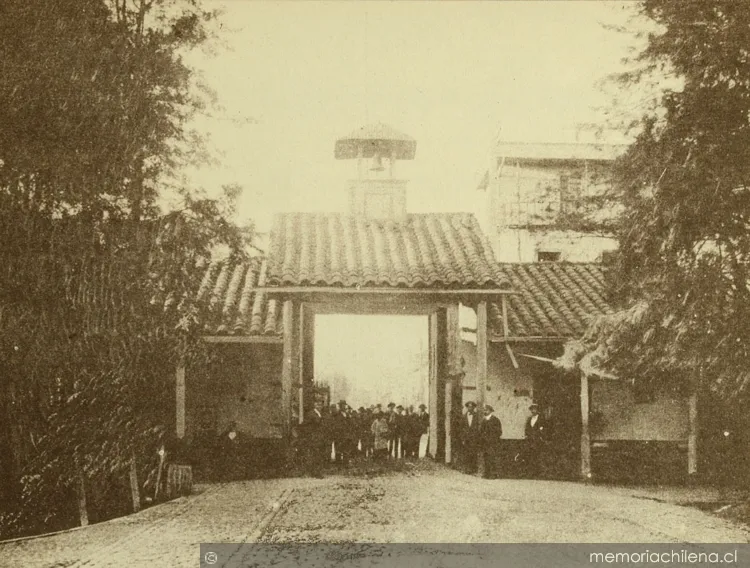 Fachada del antiguo Matadero Municipal, hacia 1900 — 1900 | Chile de Ayer