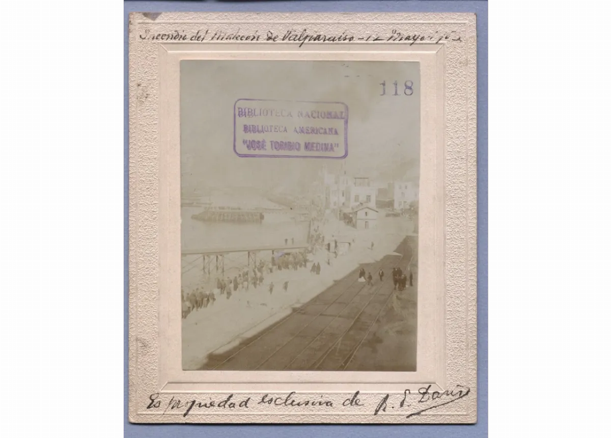 [Vista del malecón de Valparaíso, del incendio del 12 de mayo de 1903] — 1903 | Chile de Ayer