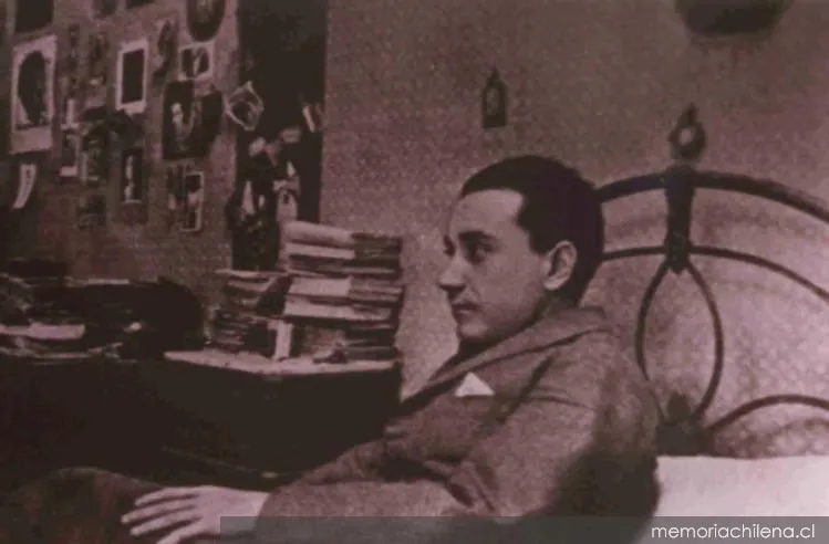 Juan Guzmán Cruchaga en su casa de calle Santo Domingo, Santiago, hacia 1915 — 1915 | Chile de Ayer