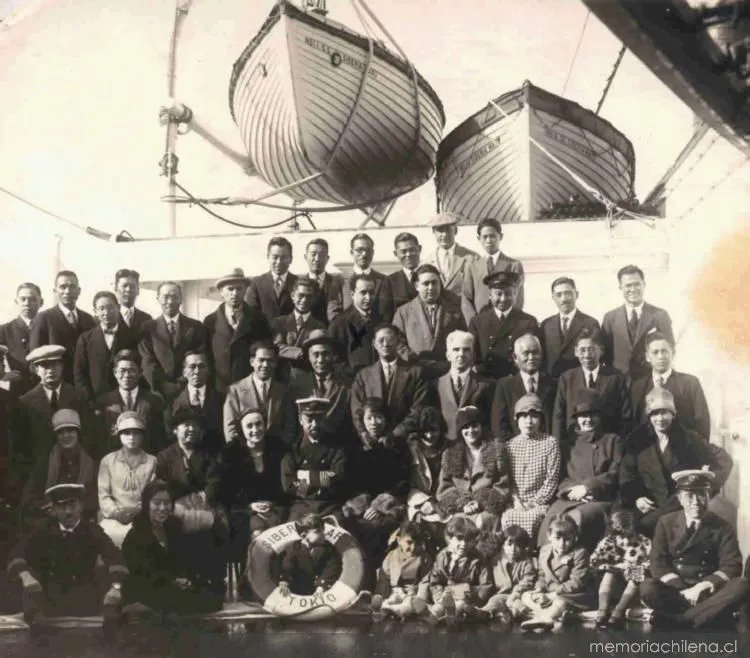 Juan Guzmán Cruchaga entre los pasajeros de un barco, hacia 1917 — 1917 | Chile de Ayer